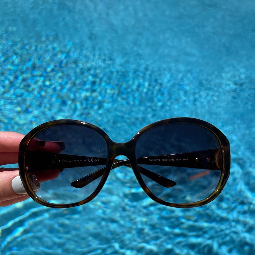 GUCCI ladies sunglasses. Tortoise frame w/ horsebit detail